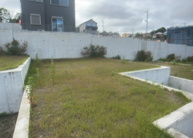土地の面積＝住宅面積ではありません。建ぺい率の問題などで、土地のある場所によって住宅を建てられる面積は限られています。高さもしかり、「土地」という言葉の中には、建築条件も含まれると考えておきましょう。