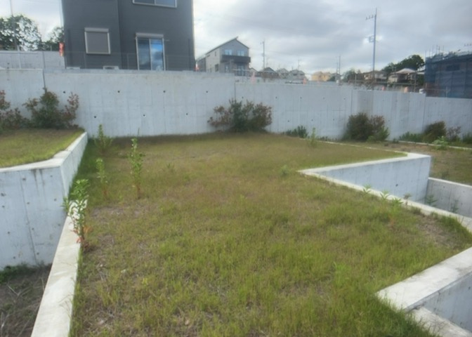家を建てる場合、方位は要チェックです。現実的に日当たりのよい家ならばリビングは南側、建築基準法でも北側に当たる家への配慮は求められています。土地を見学に行く際は、方位磁針を持って行くようにしましょう。