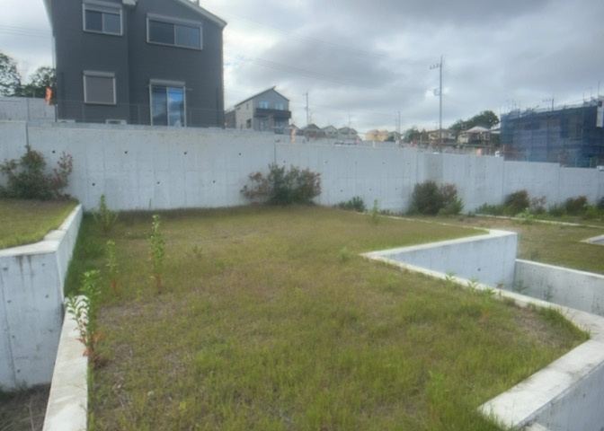 土地を買う際、住む地域の自治体や福祉の補助制度にも注目してみましょう。子供や老人の医療補助やゴミ出しのルールなど、自治体によってルールに大きな違いがあるため、暮らしやすい土地で判断するとよいでしょう。