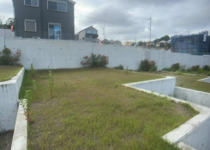 土地の前の道路に消火栓が設置されていることがあります。この場合、道路交通法第45条第1項により、駐車禁止の場所が指定されています。そのため、車庫などの駐車スペースをつくることができない場合があります。