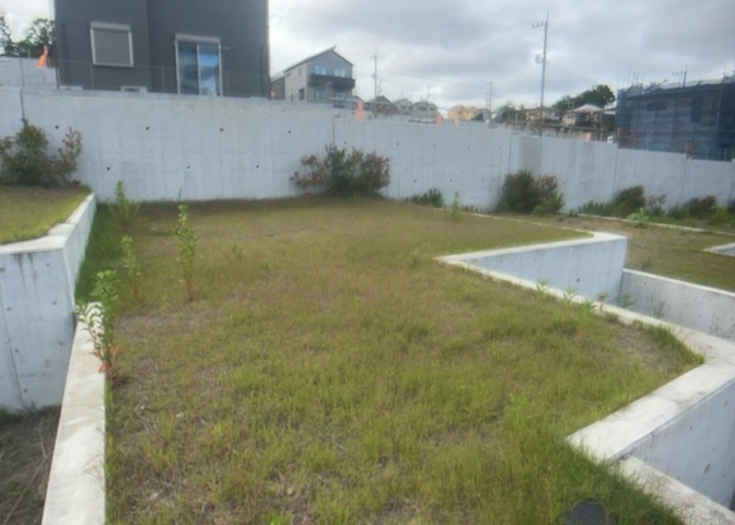 土地購入を検討されている場合、境界杭がない状態で購入してしまうと境界確定測量をする必要があり、費用がかかります。購入の前に、売主、隣土地所有者立ち合いのもと境界を確定し境界杭を設置するのがベストです。