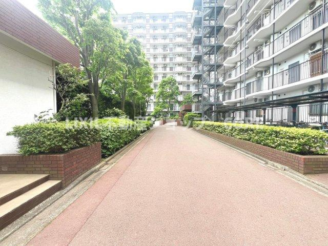 建物や壁に囲まれた外部空間で、採光・通風の確保、防犯性の向上といったメリットもございます。