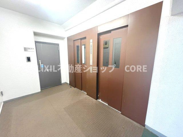 便利なエレベーター完備のマンション。2基あるので、混み合う心配もいりません。
