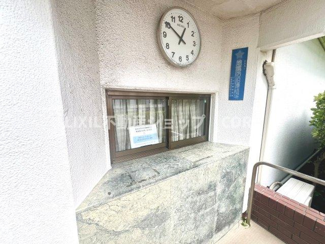 受付はマンションコンシェルジュがいる場合もあれば、管理人が滞在する小部屋を総称して呼ぶことがあります。