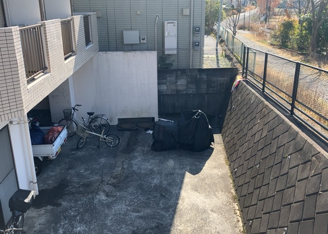 物件によっては、入居者が個人的に使用できる専用庭がついているものもあります。また、住宅の中にある土間の部分を庭と呼ぶこともあります。庭の用途は住む人によって変わり、それによってデザインもさまざまです。