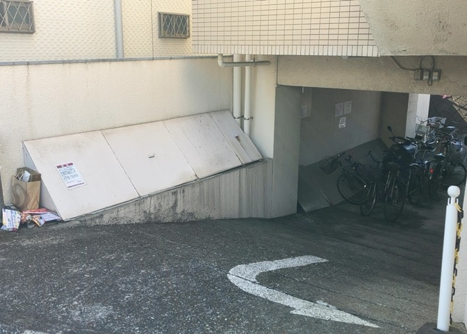 中庭（パティオ）とは、一つの建築物の内部に設けられた、壁などで囲われている庭のことを指します。コの字型、ロの字型が主流ですが、L字型の中庭もあります。最近では、インテリア性の高さからも人気があります。