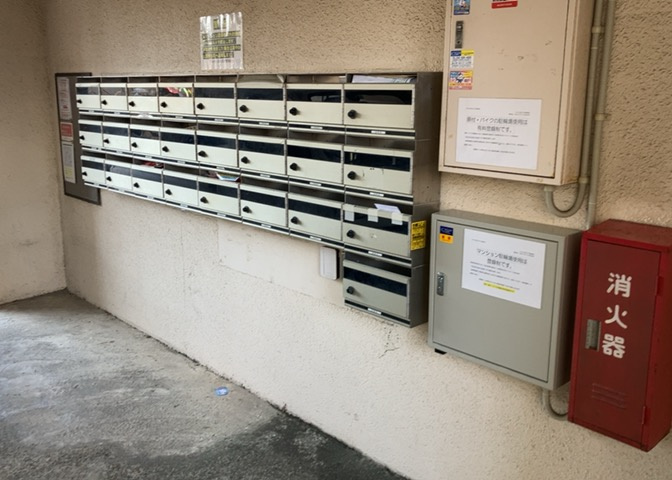 エントランス付近に設置されている集合ポストは、住んでいる部屋と離れているため、ポストをあさるなど誰かに何かされていても被害に気づきにくいです。入居する時には他人に特定されにくい番号で鍵をかけましょう！