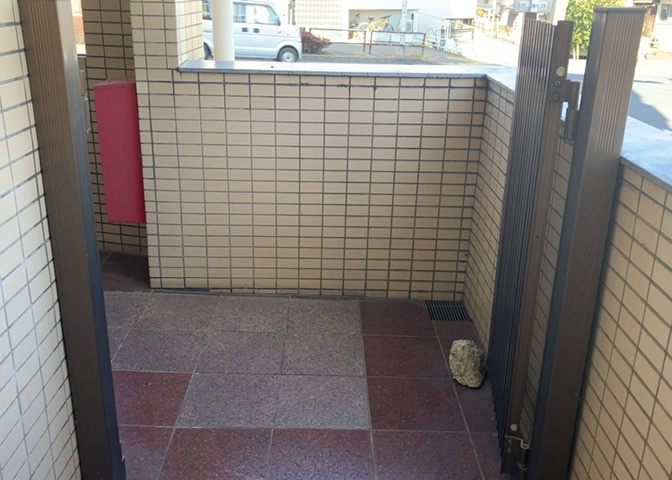 ロビーというと、エントランスと何がちがうの？と思いますよね。実はロビーとエントランスには明確な決まりはありません。物件によっては、エントランスを入って広がるある程度の広さのある空間がロビーとなります。