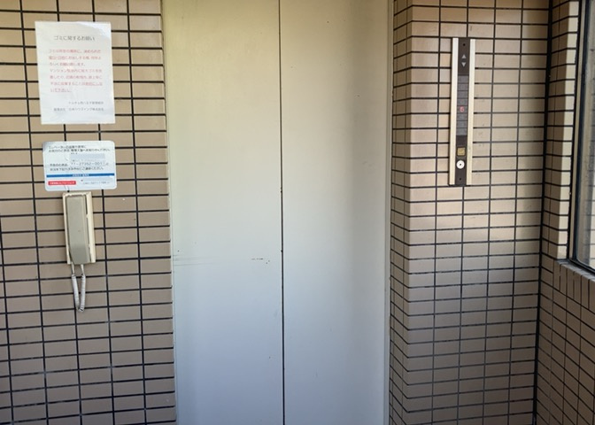 共用部分は、一棟の建物に住む区分所有者全員が共同で所有するとし、共用部分の管理、補修などは、区分所有者で形成される管理組合が行います。個人の判断で勝手に変更することはできませんので覚えておきましょう。