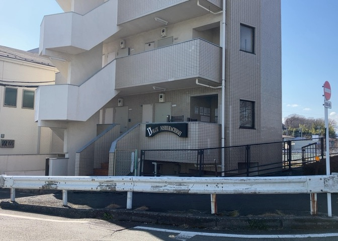 道幅が広い場所は日当たりや風通が良好です。幅が広いのですれ違いも可能ですし大きな車でも駐車可能！一方で、大型車が通ることも多くなるため交通量の増加により騒音に繋がります。また土地の値段が高くなります。