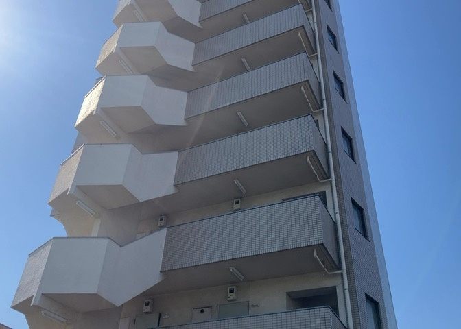 ＲＣ造、Reinforced　Concreteは直訳すると補強されたコンクリートです。主に柱や梁・床・壁が鉄筋とコンクリートで構成おり、鉄筋を組んだ型枠にコンクリートを流し込んで固めたものを指します。