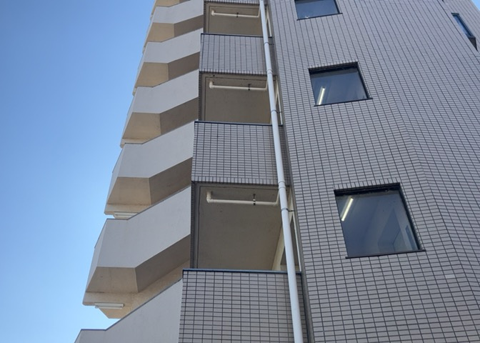 共用部分は、一棟の建物に住む区分所有者全員が共同で所有するとし、共用部分の管理、補修などは、区分所有者で形成される管理組合が行います。個人の判断で勝手に変更することはできませんので覚えておきましょう。