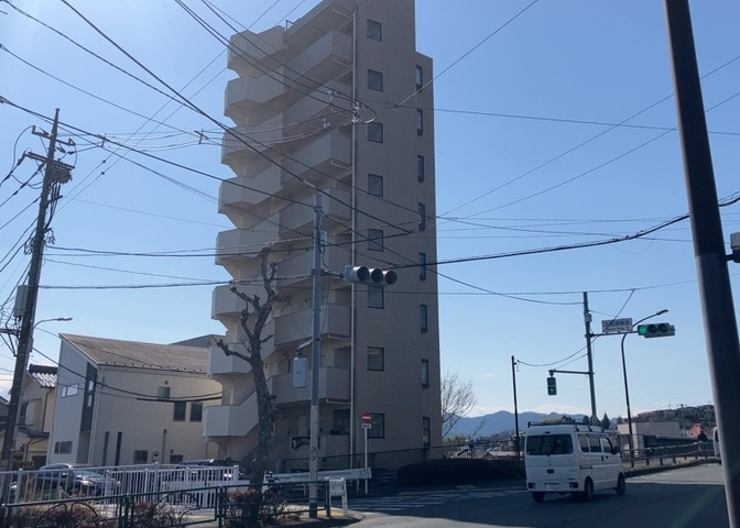 外観はマンション管理がされているかの目安になります。築年数が古いと、壁面は劣化してひび割れが生じることも！建物が古びていても細かいところが修繕されていると、きちんと管理されているなぁと感じるでしょう。