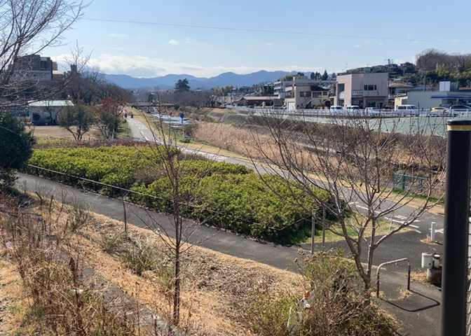 眺望の良さを楽しめるダイニングキッチンで家族団らんの時間を過ごしてはいかがでしょうか。バルコニーから見える景色を家族で眺める時間は、時間が経つのを忘れてしまいそうですね。是非、現地を見に行きましょう！