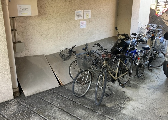 車一台あたりに必要なスペースは、標準サイズの普通自動車で横幅2m50cm、長さ5mは必要になります。ただし、乗降のことも考慮して横幅3m30cm、長さ5m50cmほどは確保できるところを選びましょう。