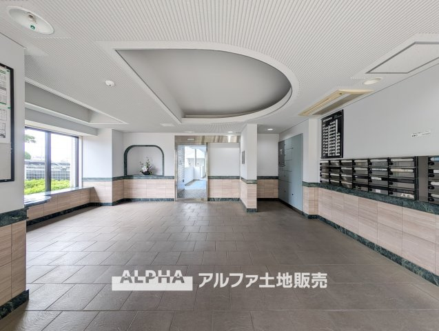 【Welcome　Space】　◆玄関◆帰宅時にほっとできる、穏やかな空気感の玄関。整った空間が日々の切り替えを自然にサポートし、来客時にも好印象を与えます。