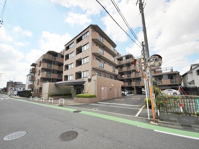 徒歩10分圏内に小学校・スーパー・コンビニ・ドラッグストア・公園など周辺環境充実