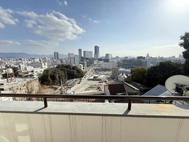高台立地ならではの開放的な眺望が魅力のバルコニーです。遠くまで見渡せる景色が広がり、気分転換やリラックスタイムにも最適です。洗濯物も干しやすく、日常生活にゆとりを感じられる空間となっています。