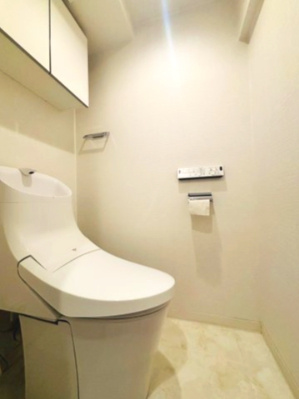 温水洗浄付きトイレです。吊戸棚もありスペースが十分にあります♪