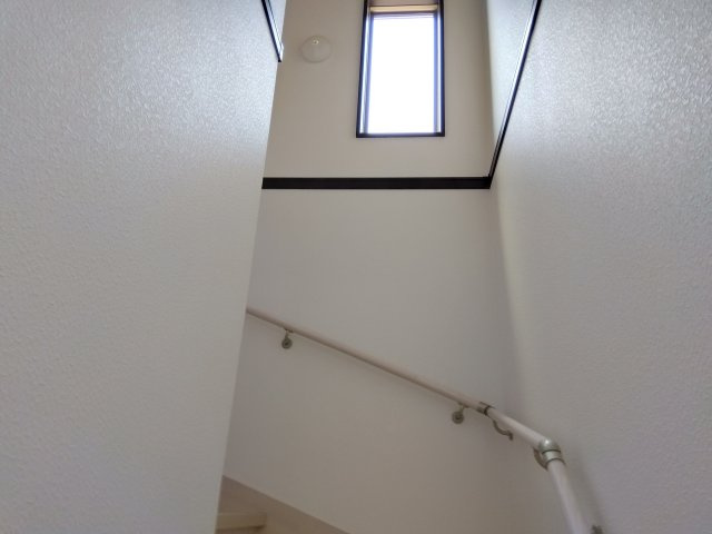 上部に窓があるので明るくなっています。自然光は温もりがあっていいですね。