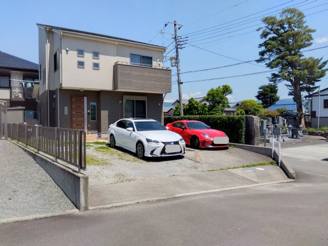 スーパー・ドラッグストア・コンビニまで車で10分圏内です。生活利便性の高い土地になっています。