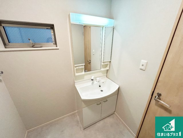 清潔感のある洗面台です。フラットな鏡は掃除がしやすく毎日清潔！鏡裏には収納があるのでスッキリとした洗面台が保てます。