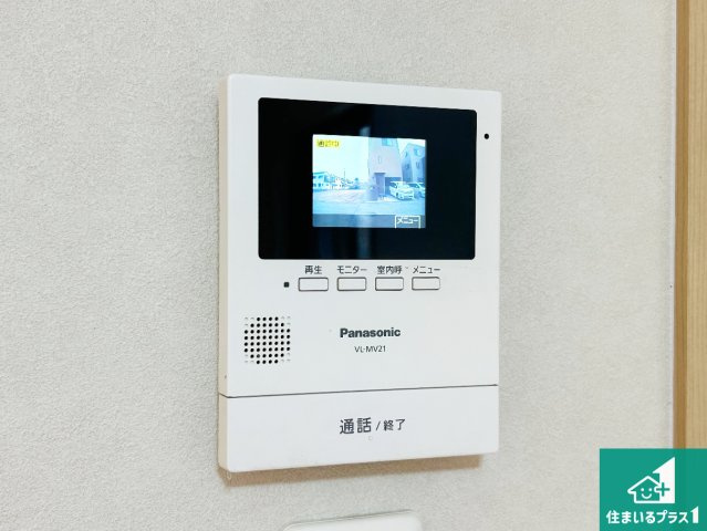 カラーモニターインターホン！声だけでなく来訪者の姿や顔がモニターで確認できるので、小さなお子様がいらっしゃるご家庭でも安心できます！