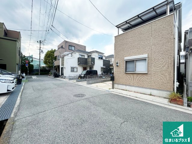周辺は閑静な住宅街！前面道路広々で車の出し入れも便利です。駐車が苦手な方でも安心して車庫入れできます！