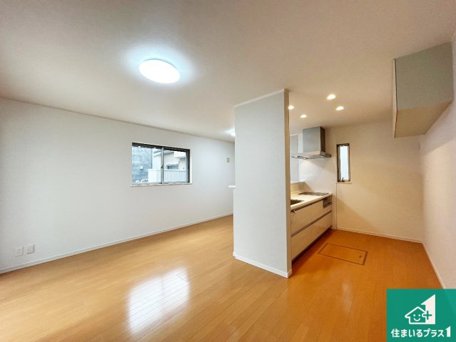 日当たり良好の明るいリビングで朝の目覚めもスッキリできそう！対面キッチンでご家族のコミュニケーションも自然と増える設計！小さなお子様が遊ぶスペースを作っても広々とくつろげるLDK！