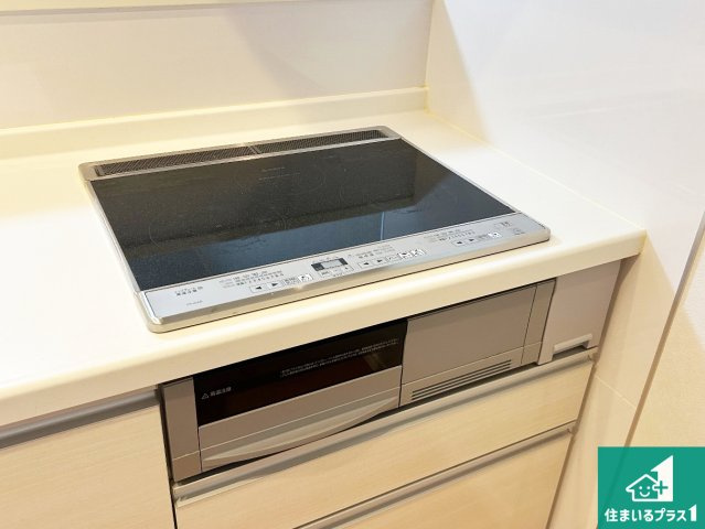 火を使わないので、安心なＩＨコンロ！でこぼこが無い構造なので、掃除もしやすく清潔に保てます！