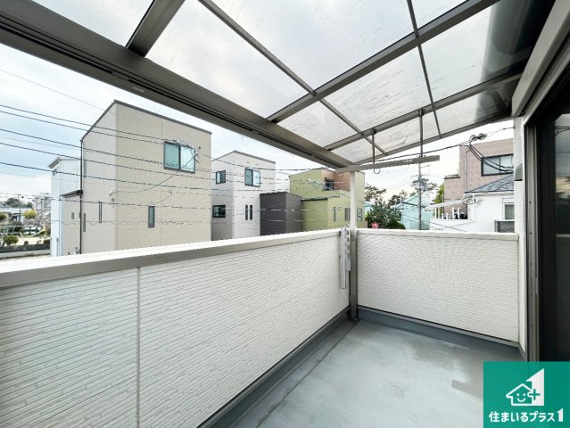 南側に面したバルコニーですので明るい日差しを取り込み洗濯物をしっかり乾かしてくれます。