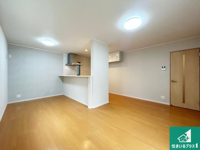 日当たり良好の明るいリビングで朝の目覚めもスッキリできそう！対面キッチンでご家族のコミュニケーションも自然と増える設計！小さなお子様が遊ぶスペースを作っても広々とくつろげるLDK！