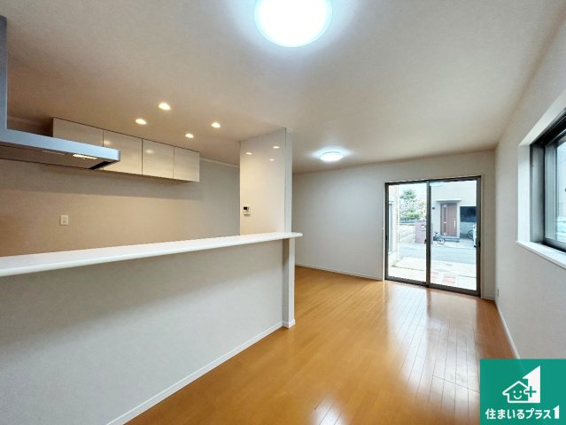 明るいリビングで朝の目覚めもスッキリできそう！対面キッチンでご家族のコミュニケーションも自然と増える設計！小さなお子様が遊ぶスペースを作っても広々とくつろげるLDK！