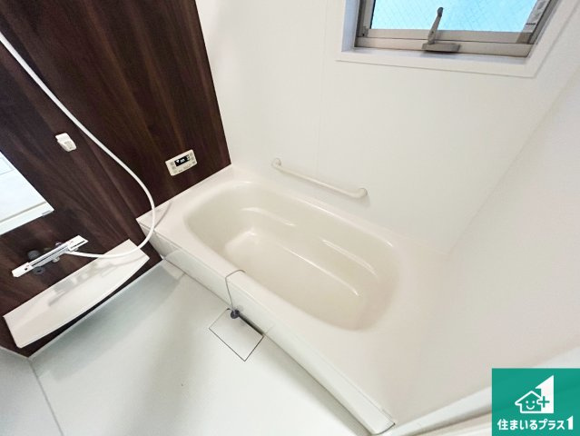 足をゆったり伸ばして寛げる浴槽です。窓が設けられていますので差し込む光が明るく穏やかな雰囲気にしてくれます♪浴室乾燥機も設置しているので、雨の日の洗濯物も安心です♪