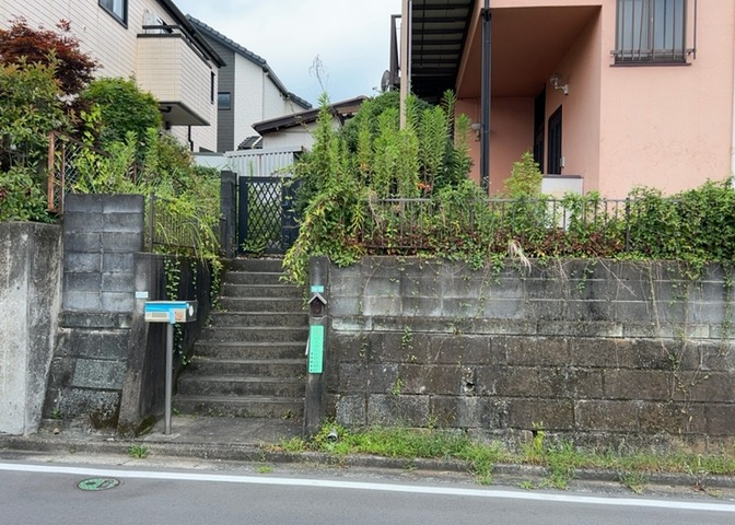 土地の形が極端に長細かったり、狭小地、あるいは道路との高低差がある傾斜地だった場合、後々売ろうとしても買い手がつかない場合もあります。後々、売却することになった時に価値の下がらない土地を選びましょう。