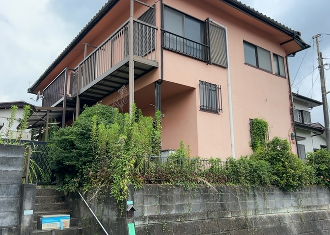 土地の面積＝住宅面積ではありません。建ぺい率の問題などで、土地のある場所によって住宅を建てられる面積は限られています。高さもしかり、「土地」という言葉の中には、建築条件も含まれると考えておきましょう。