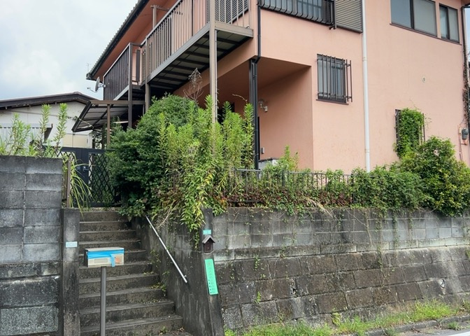 家を建てる場合、方位は要チェックです。現実的に日当たりのよい家ならばリビングは南側、建築基準法でも北側に当たる家への配慮は求められています。土地を見学に行く際は、方位磁針を持って行くようにしましょう。