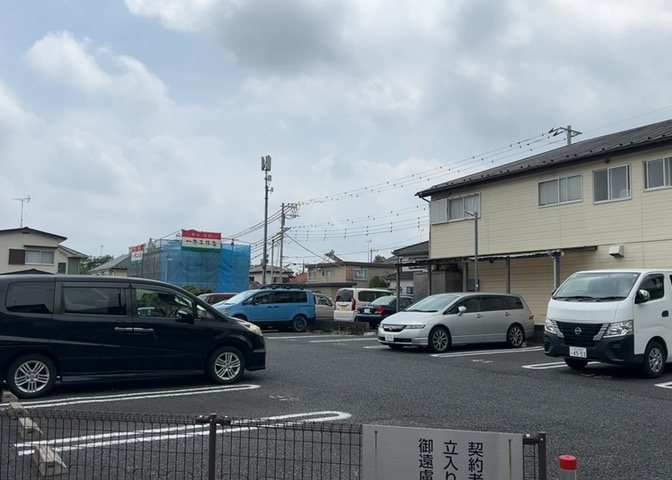 現地に行くなら、物件の周囲の地形がどうなっているかを見ることも大切です。周辺より低くなっている土地では、大雨などで水が集まりやすいため、地盤が弱くなっているということも考えられるため、注意が必要です。