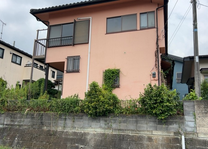 土地購入を検討されている場合、境界杭がない状態で購入してしまうと境界確定測量をする必要があり、費用がかかります。購入の前に、売主、隣土地所有者立ち合いのもと境界を確定し境界杭を設置するのがベストです。