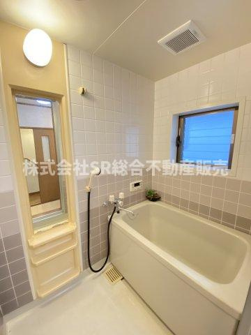 お風呂には窓もあり、換気がバッチリとできます☆