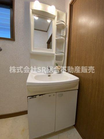 独立洗面台、小物を置くことができて便利です！