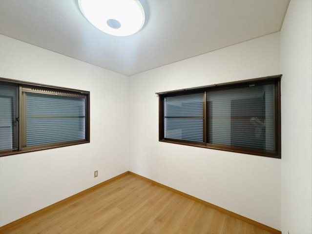 ■2階洋室｜ナチュラルカラーの床です。模様替えなどとても楽しく工夫できます♪陽当たり、風通しもとても良いので毎日快適な生活スタートです！子供部屋にも良いですね♪