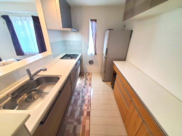 広いカウンターや背面収納があり、調理家電や食器もすっきり片付きます。日々の家事を快適にサポート。