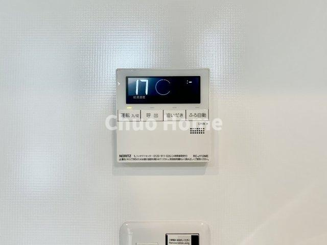 【給湯リモコン】外での一日を忘れさせてくれるオートバス機能でお好みの湯量・温度に調整された浴槽。