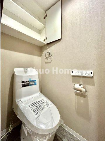 【トイレ】　収納スペースをしっかりと確保した温水洗浄便座機能付きトイレ。温水洗浄便座は清潔にお使いいただくための大切なアイテムです。
