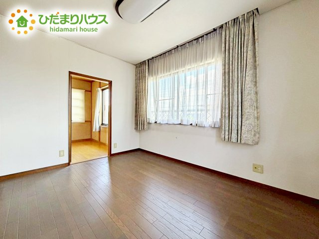 壁紙はシンプルで清潔なホワイトで統一しています。朝の光をたっぷり浴びながら一日をスタート！目覚めは明るくあたたかな場所で。