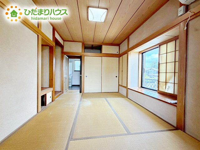 窓からそそがれる暖かみのある明るい空間。広々としたプライベート空間で自分の時間を楽しめます。フローリング仕様で普段のお掃除も楽々です。