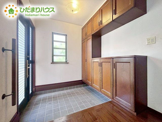 天井までの高さがあるタップリ玄関収納、姿見・小引き出し付きなのも便利