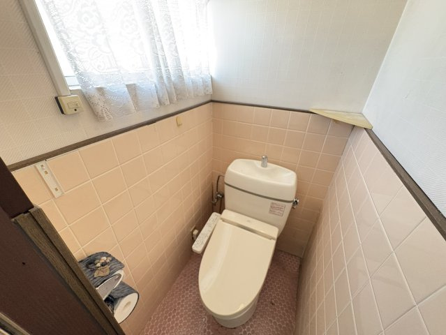温水洗浄便座付きトイレを備えており、毎日快適にご使用いただけます。窓が設けられているため自然光が差し込み、明るく清潔感のある空間を演出。換気もしやすく、湿気やにおいがこもりにくい点も魅力。