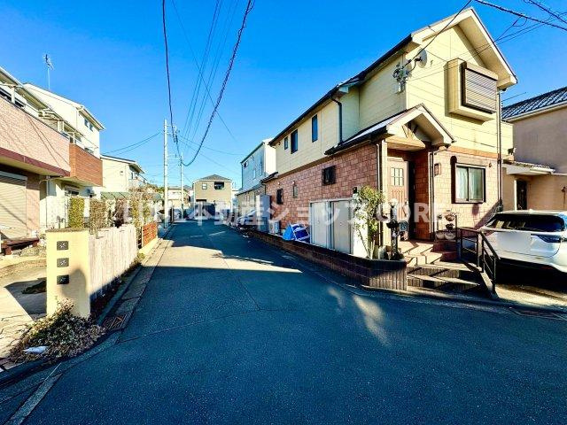 前面道路は閑静な住宅地をはしる車通りの少ない道路。お車の出し入れが苦手なママや小さなお子様にも安心　